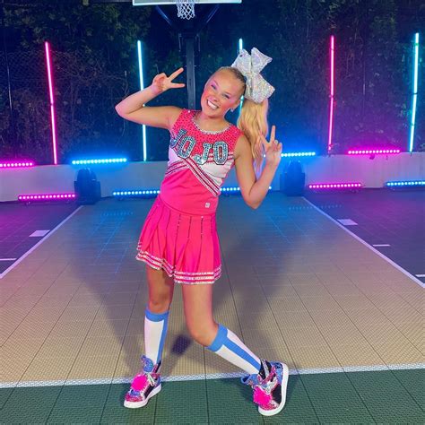 Nude pictures 12 Nude videos 1 Fakes 17 Joelle Joanie "JoJo" Siwa (born May 19, 2003) is an American dancer, singer, and YouTube personality. She is known for appearing for two seasons on Dance Moms along with her mother, Jessalynn Siwa, and for her singles "Boomerang" and "Kid in a Candy Store". 